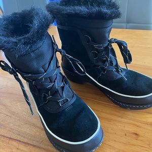 Sorel snow boots, like new. Sturdy tread, platform heel, flannel lined. Worn 3 x